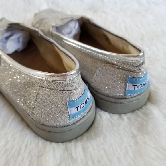 TOMS | Girl's Silver Slippers - Picture 3 of 4